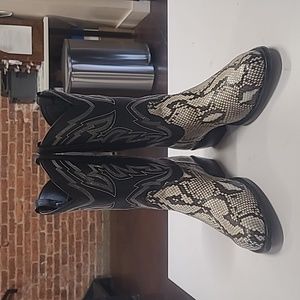 Tecovas Bryce, natural python in 9.5 D.